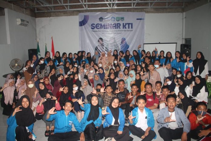 Gelar Seminar KTI Mahasiswa P2K SMAN 1 Pangkep Ajak Peserta Didik Lebih Kreatif dan Inovatif