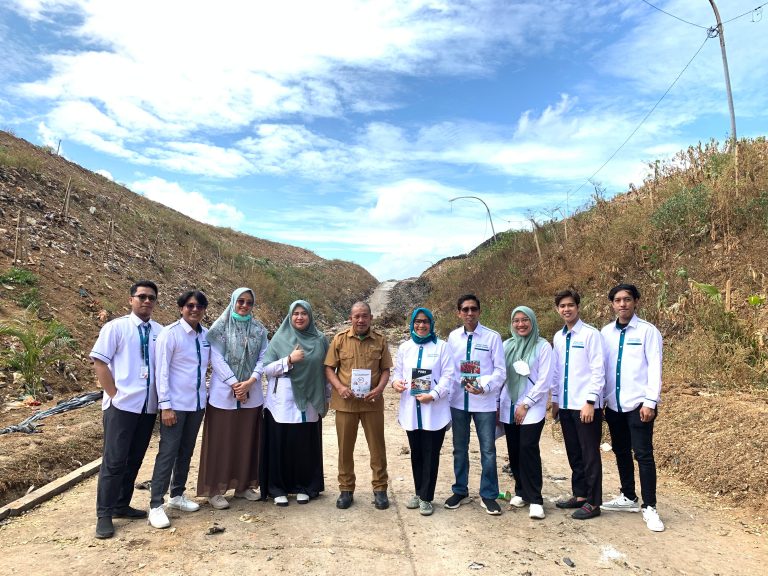 Senyum Sehat dan Ceria di Tengah Tumpukan: Fakultas Vokasi Unhas Sukses Selenggarakan Bina Desa di Tempat Pembuangan Akhir (TPA) Tamangapa Antang