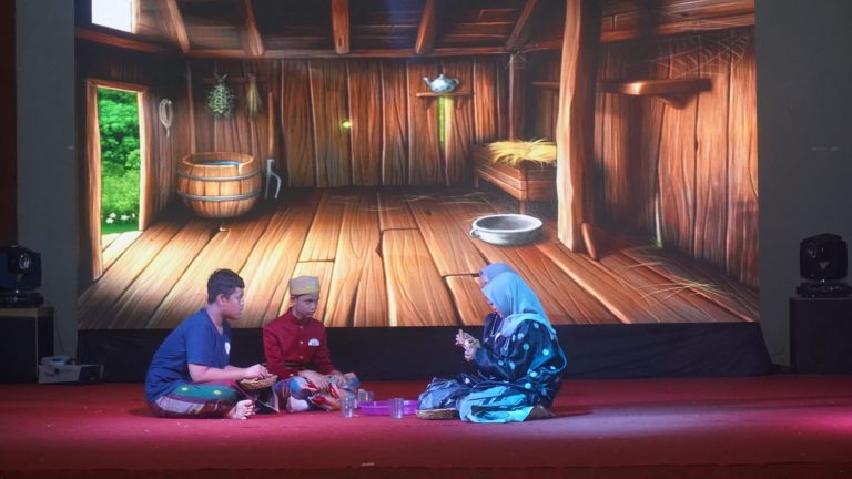 Orang Tua Terpukau oleh Pementasan Drama Cerita Rakyat SMP Islam Athirah Bukit Baruga