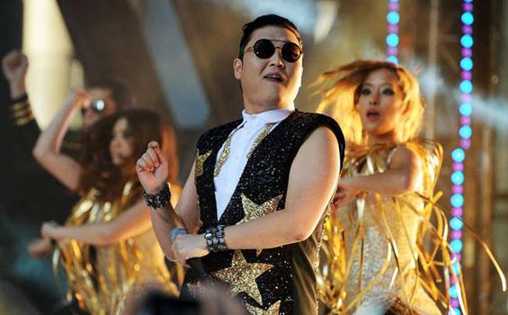 PSY Dilaporkan ke Polisi Karena Lampu Sorot Konser