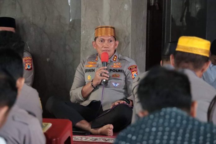 AKBP Erwin Syah Binrohtal Bersama Personel di Masjid Qadrul Islam