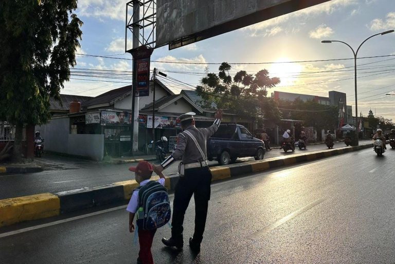 Bantu Anak Sekolah Menyeberang Jalan, Satlantas Polres Bone Tuai Apresiasi