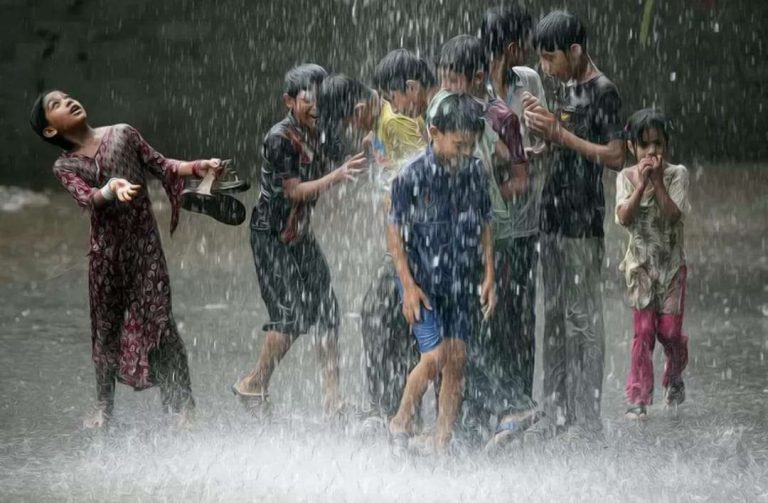 Ini Bahayanya Jika Anak Mandi Hujan