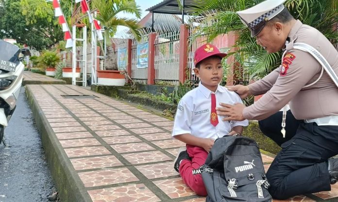 Aksi Polisi di Bone Bantu Anak Sekolah yang Alami Sesak Nafas