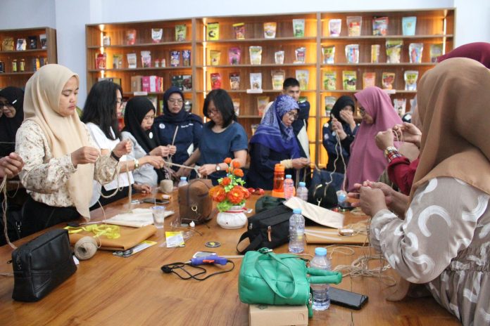 Deputi Kewirausahaan GenBI Komisariat Universitas Negeri Makassar (UNM) menggelar kegiatan GenBI Craft Weave Training