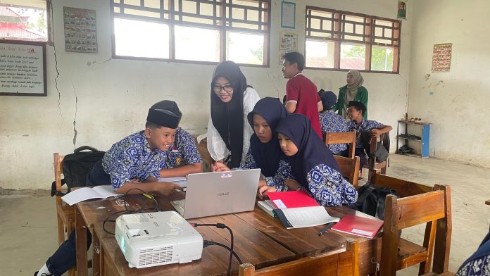 Mahasiswa KKN UIN Alauddin Makassar ajarkan Microsoft Office untuk Siswa SMP Al-Islam Wellulang