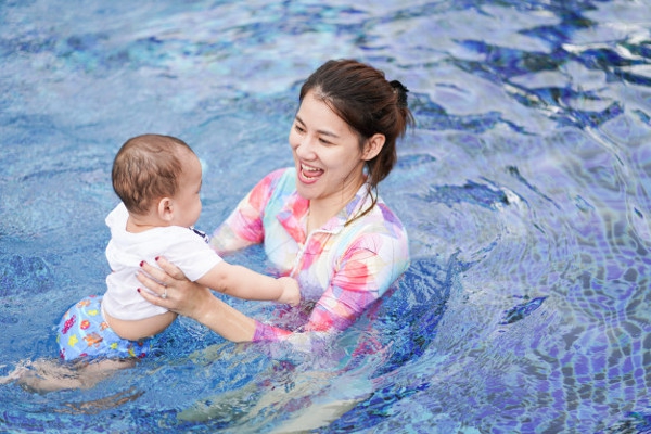 Ketahui Usia yang Tepat Ajak Bayi Berenang serta Tipsnya