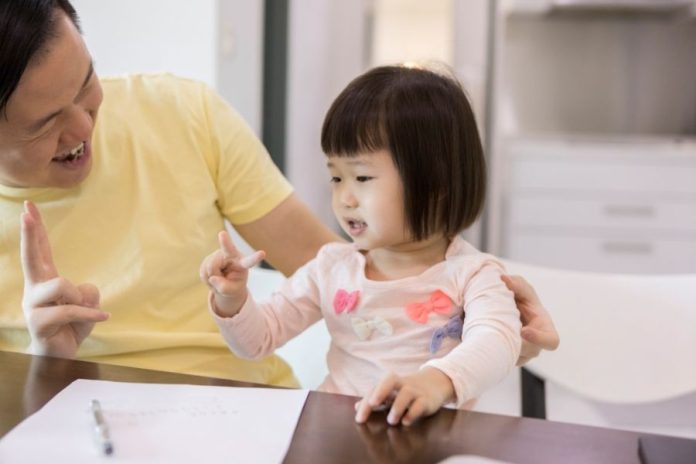 Anak Terlambat Bicara? Ketahui Ini Penyebabnya