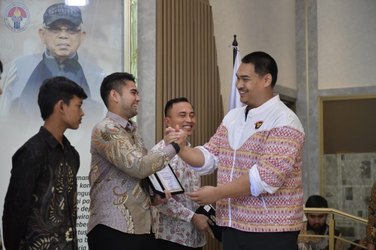 Menpora Berikan Penghargaan kepada Insan Olahraga Berprestasi 2024