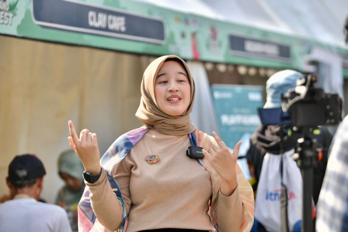 Mengenal Amalia Pradifera, Seniman yang Memanfaatkan Keramik sebagai Media Melukis