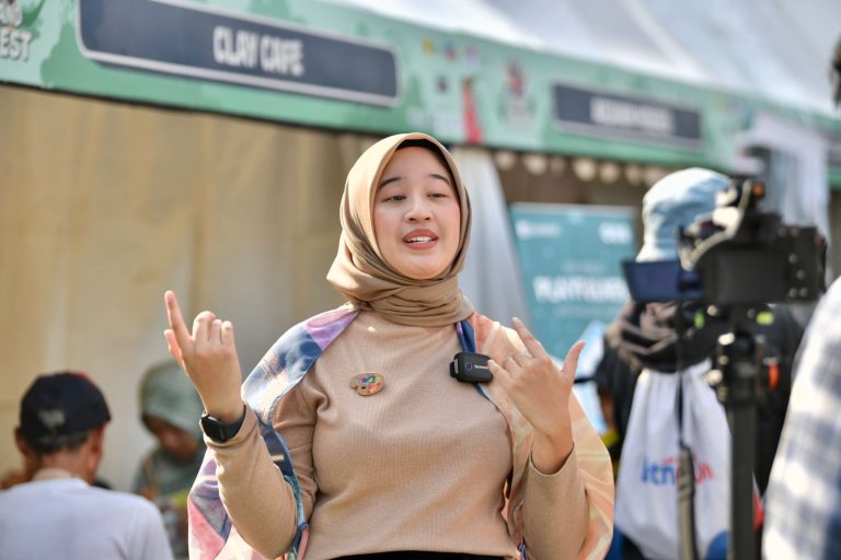 Amalia Pradifera, Seniman yang Manfaatkan Keramik sebagai Media Melukis