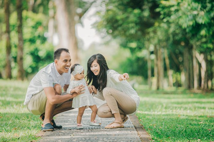 5 Tips Mengasuh Anak Tunggal, Jangan Selalu Dimanja