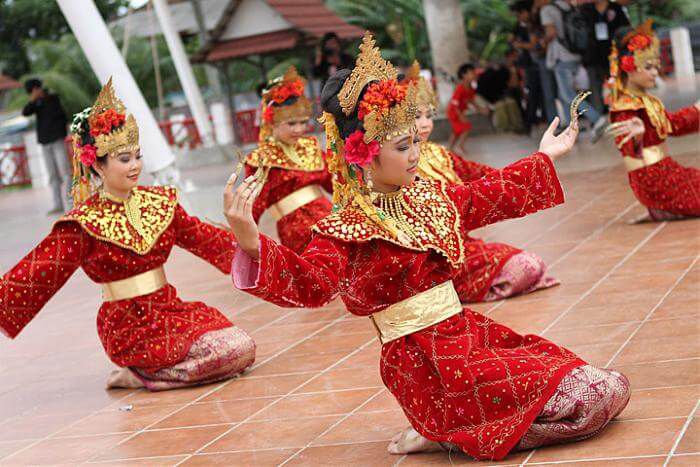 Tari Tanggai (Sumatera Selatan): Sejarah, Makna, Pakaian, Gerakan, Properti dan Musik Pengiring