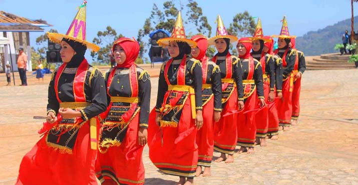 Tari Lumense : Sejarah, Makna, Properti, Gerakan dan Busana