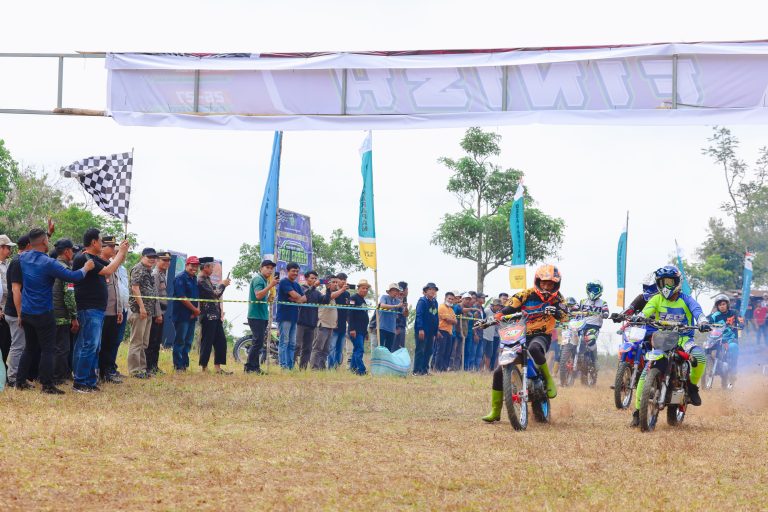 Bupati Barru Buka Pesta Rakyat Lomba Balap Taxi Gabah Desa Harapan Cup III