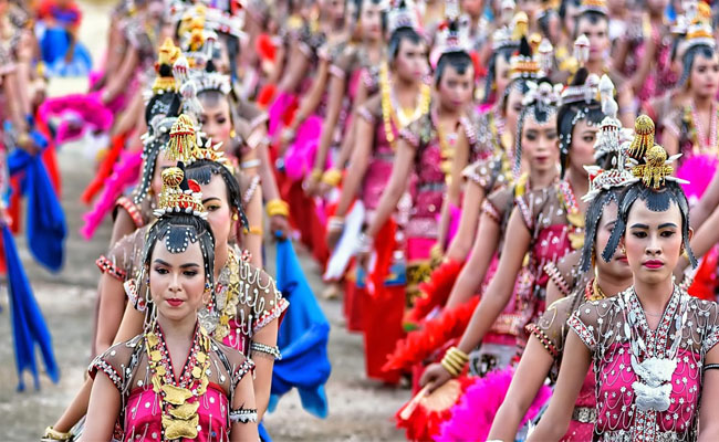 tarian tradisional dari Sulawesi Tenggara