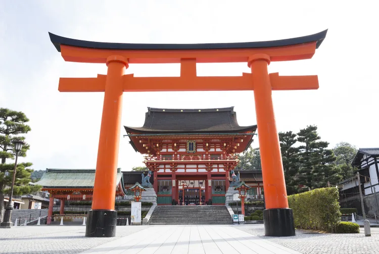 sejarah dan keunikan kuil fushimi inari taisha