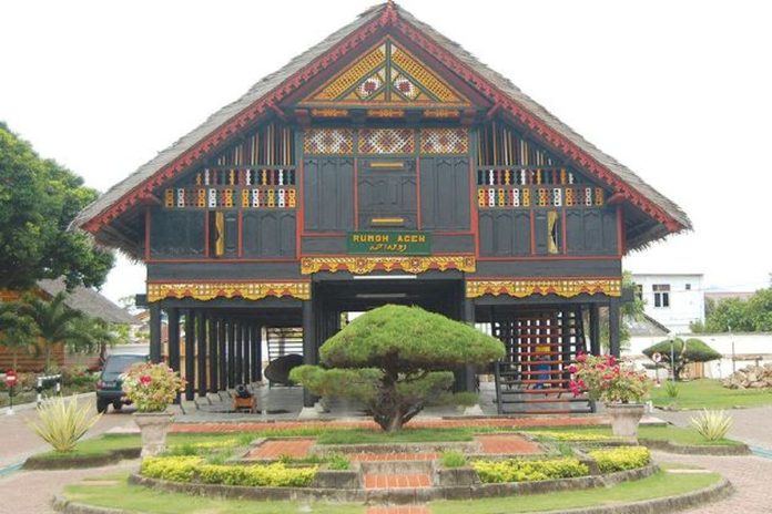 Rumah Gapura Candi Bentar Rumah Adat Provinsi Aceh.