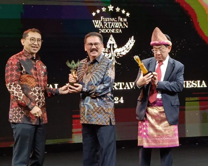 Ilham Bintang dan Anwar Fuady Raih Lifetime Achievement Award FFWI 2024