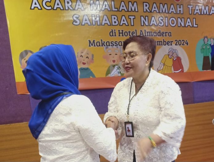 Ketua Sahabat Nasional, Mimi Mariani mengukuhkan Ketua Sahabat Nasional Provinsi Sulsel, Andi Aisyah. (Foto: Istana Permata Timur)