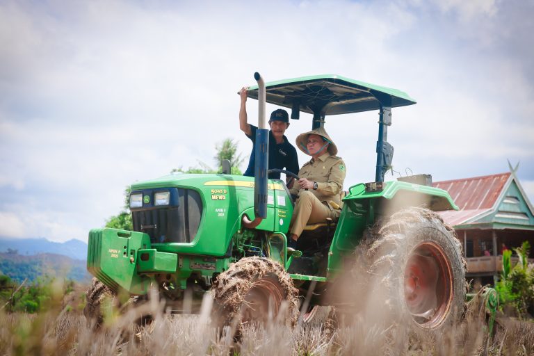 Bupati Barru Hadiri Kegiatan Mappalili/Turun Sawah Musim Tanam 2024/2025 di Kecamatan Balusu