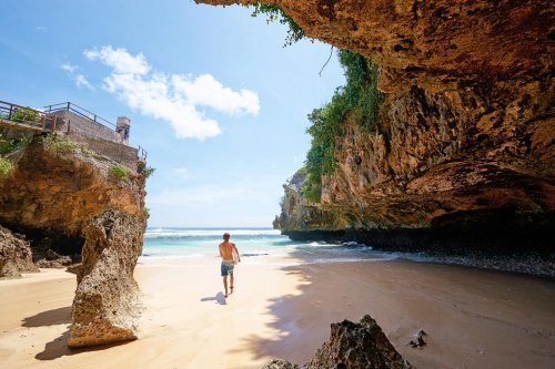 Sebagai surga wisata, Bali menawarkan berbagai pantai yang bisa memenuhi selera setiap wisatawan, mulai dari yang ramai dengan aktivitas hingga yang tenang