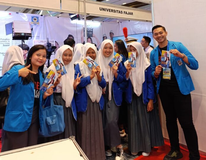 Stand UNIFA Curi Perhatian di Hari Pertama Sulawesi Education & Techno Expo 2025