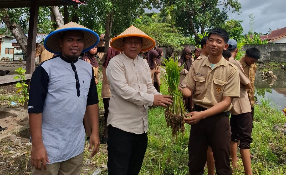 Wahid Nara, S. Pd., M. Pd., bersama siswanya.