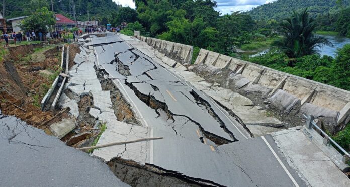 Longsor di Jalan Trans Sulawesi Togulu - Tentena