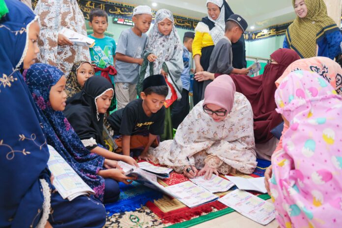 Suasana penuh kehangatan dan kebersamaan menyelimuti pelaksanaan Safari Ramadhan Tingkat Kabupaten Barru yang digelar di Masjid Nurul Huda, Dusun Ujunge, Desa Batupute, Kecamatan Soppeng Riaja, pada Kamis malam, 13 Maret 2025.